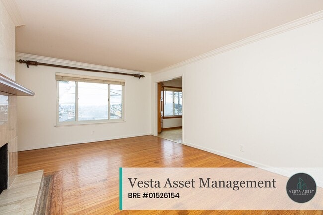 Building Photo - Bright & Inviting Three-Bedroom Home with Easy City Access