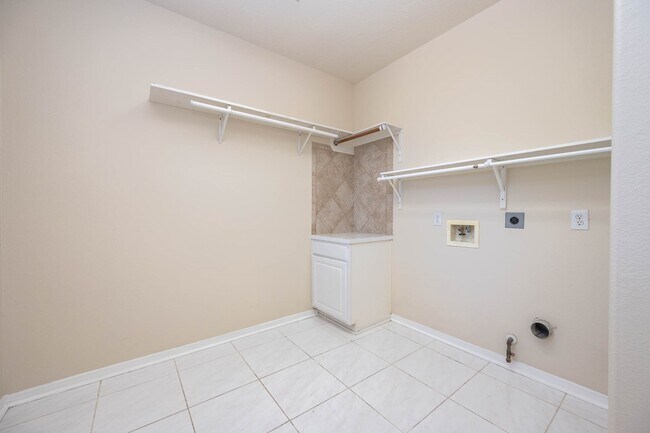 Building Photo - 7902 Feather Springs Dr