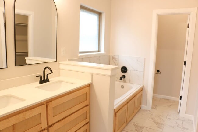 Building Photo - Brand New Home in Yukon!