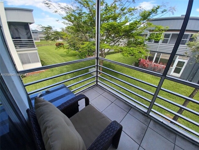 Building Photo - 559 Normandy L