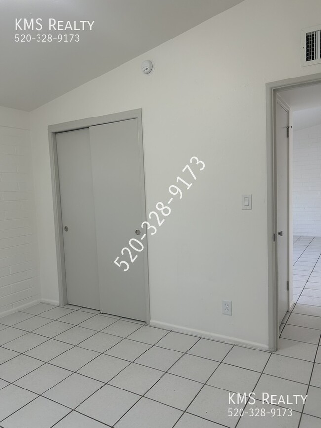 Building Photo - 5126 E Bellevue St