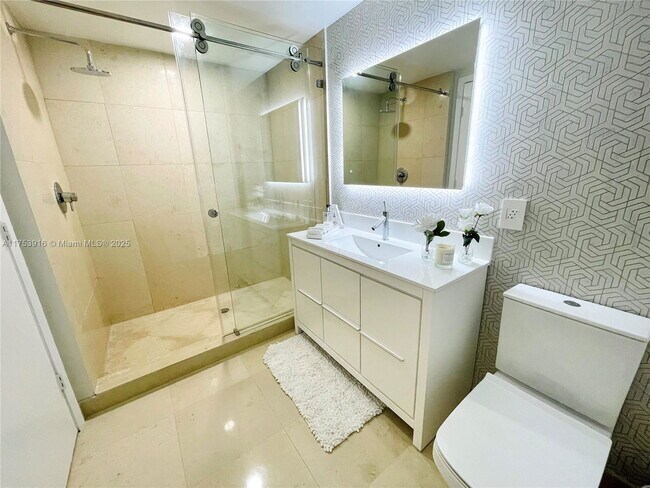 Building Photo - 495 Brickell Ave