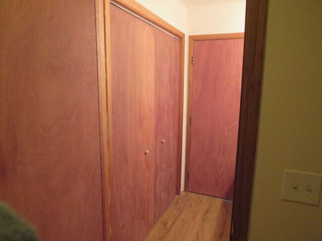 Building Photo - 2 Bedrooms 1 Bathroom 4 Plex - Belgrade