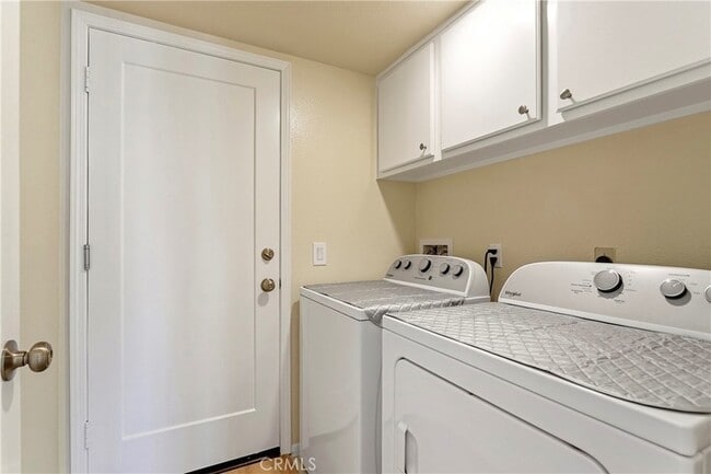 Building Photo - 11 Reina