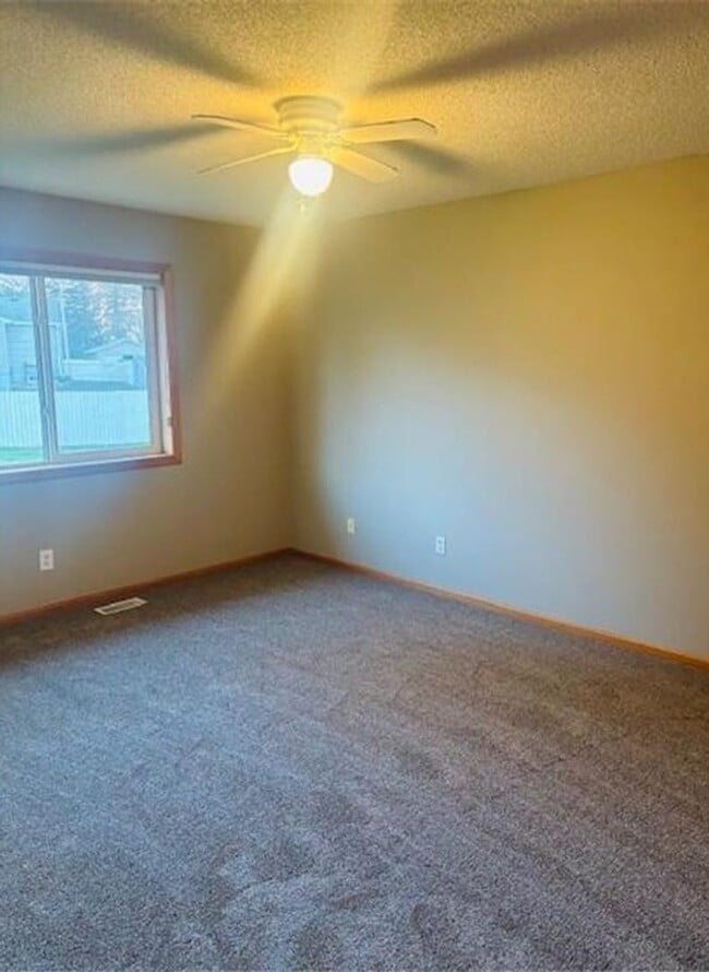 Building Photo - 4 Bedroom Townhome