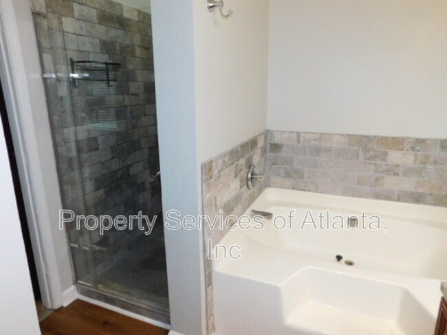 Building Photo - 5147 Round Table Dr