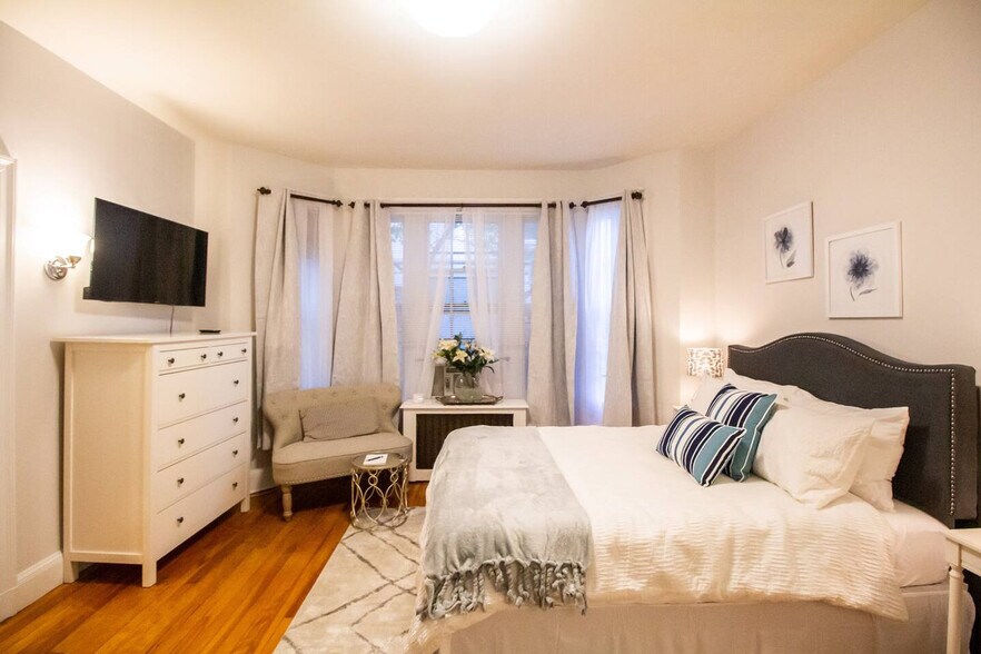 Primary Photo - 1253 Beacon St