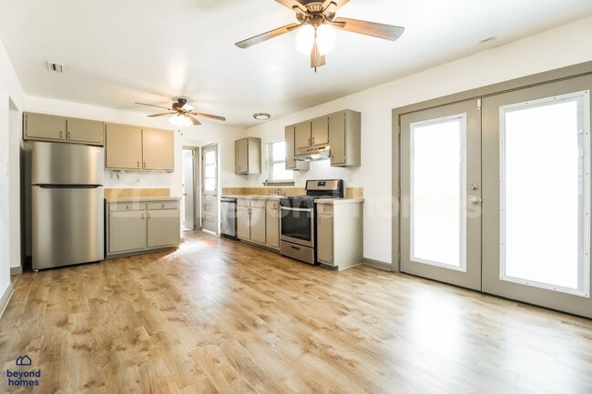 Building Photo - Beautifully Updated 4 Bedroom Home with Stunning Lakefront Views!