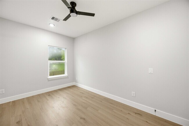 Building Photo - 8013 Moon Beam St
