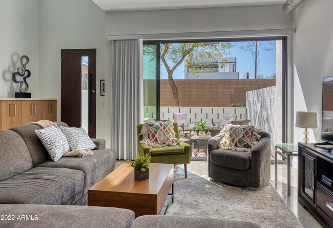 Building Photo - 540 W Mariposa St