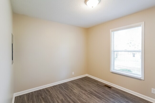 Building Photo - 1350 Chucker Dr