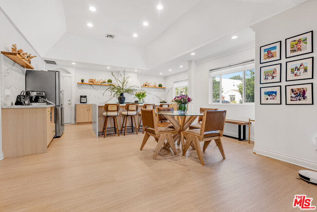 Building Photo - 367 S Oak Ave