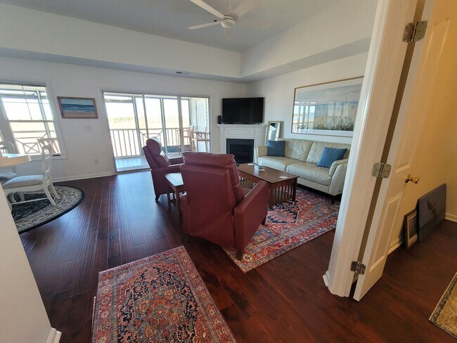 Building Photo - Welcome to our stunning 3-bedroom, 2-bathroom condo located in the beautiful city of Wilmington, NC.