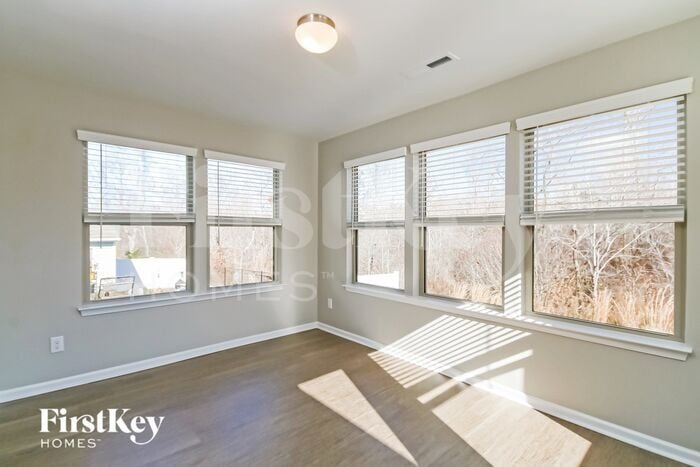 Building Photo - 10112 Holly Park Dr