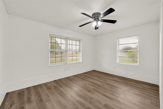 Building Photo - 506 Edgebrook Dr