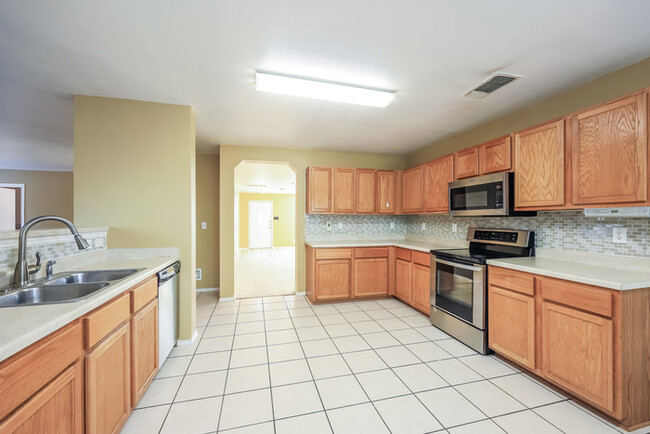 Building Photo - Spacious 4-Bedroom Home in San Antonio, TX