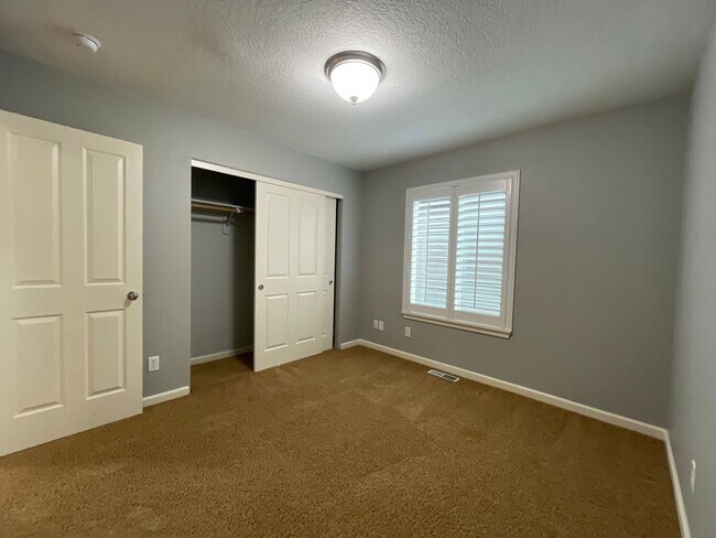 Building Photo - 3 Bedroom 2.5 Bathroom House with Bonus Room ~ Garage, A/C, includes Washer and Dryer ~ Close to ...