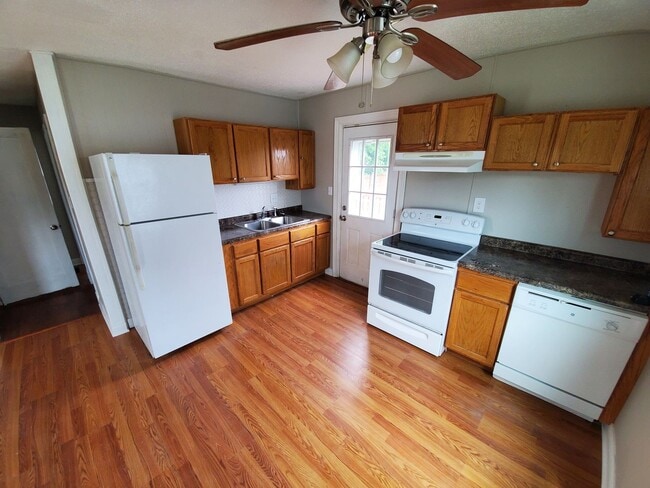 Building Photo - 4 Bedroom 1 Bath Home