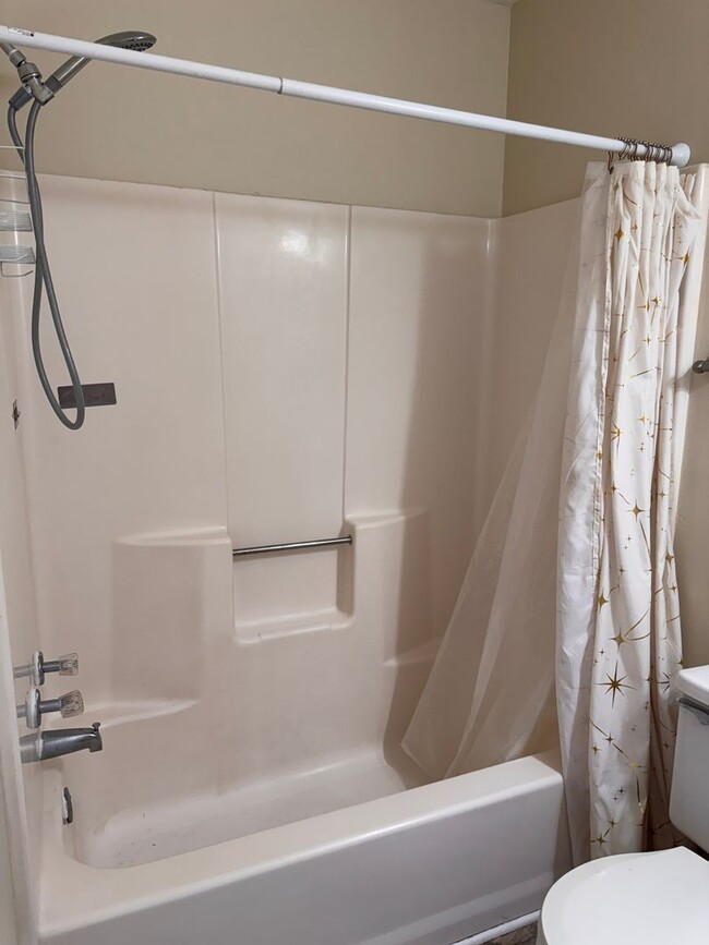 Building Photo - 3 Bedroom || 2.5 Bathroom Townhouse