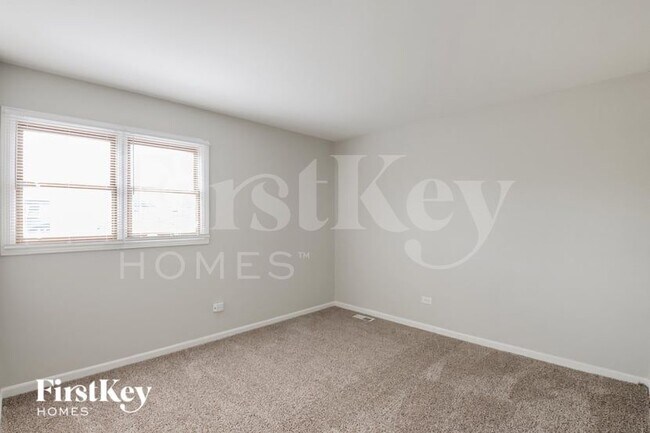 Building Photo - 2416 Waterford Dr