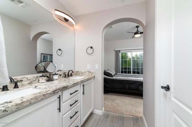 Building Photo - 2726 S Equestrian Dr