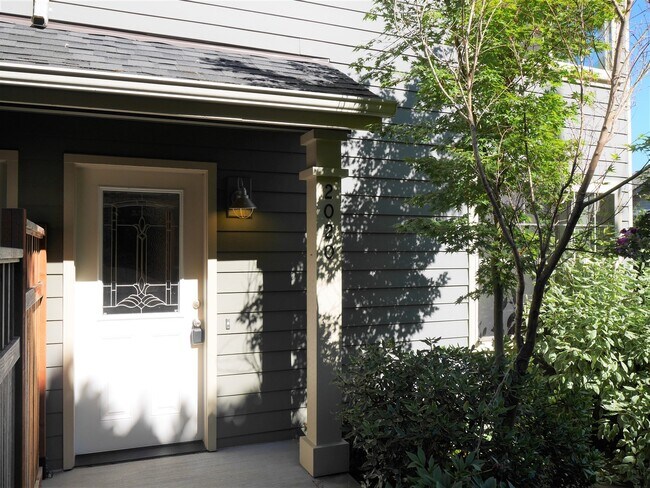 Building Photo - 4 Bedroom Townhouse Blocks from Seattle University