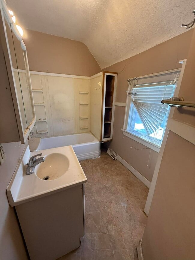 Building Photo - 116 Allen St