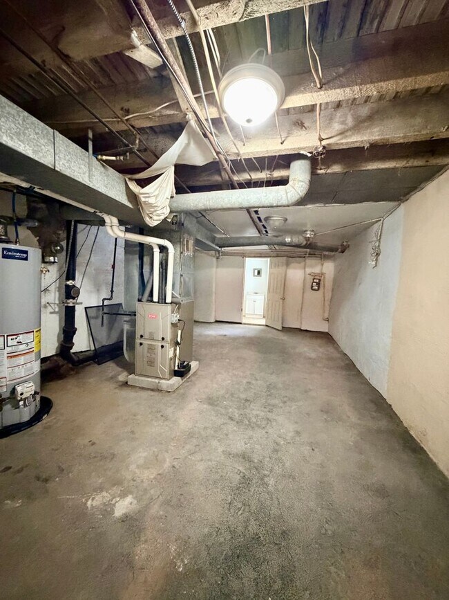 Building Photo - Available Now - Pet-Friendly 3-Bedroom Home in West Parkside