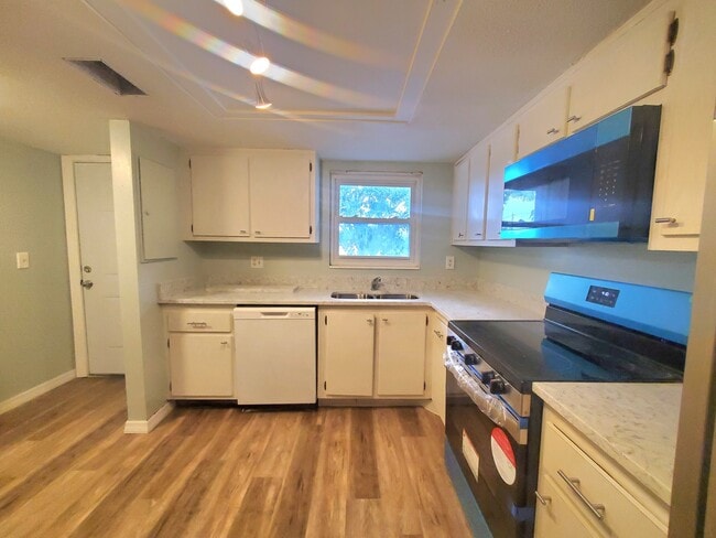 Building Photo - 1524 Lakeview Rd