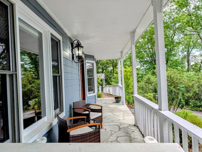 Building Photo - 524 Stornoway Dr
