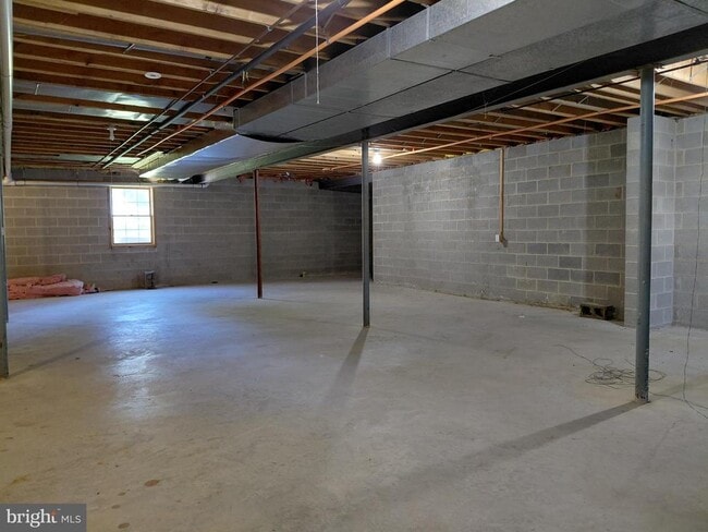Building Photo - 1360 Ship Rd