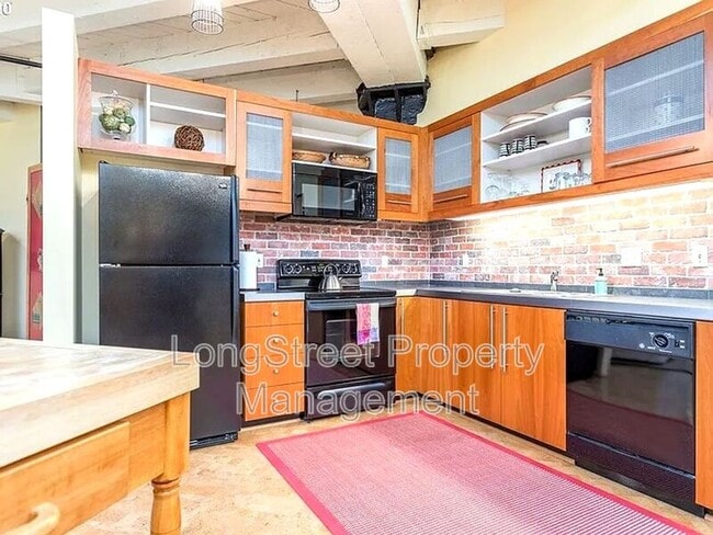 Building Photo - 1420 NW Lovejoy St