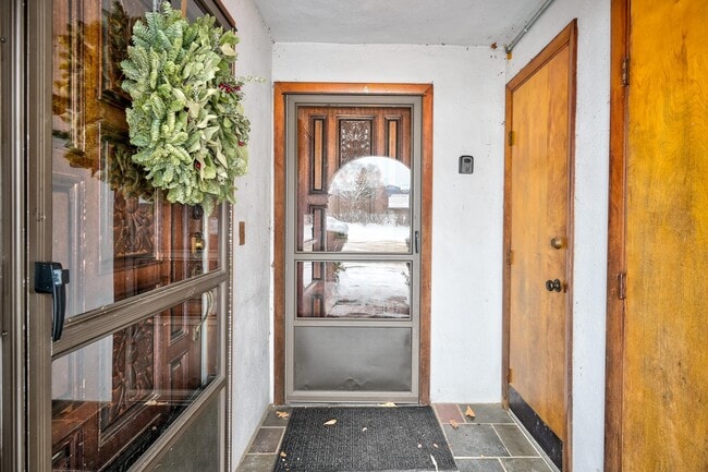 Building Photo - 46 Linderhof Golf Course Rd