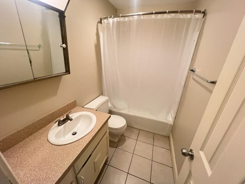 Building Photo - 4401 S 27th St