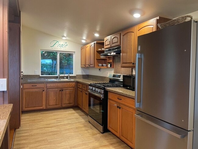 Building Photo - Charming Hamakua Coast Furnished Rental Available: 2 BR / 1.75 BA