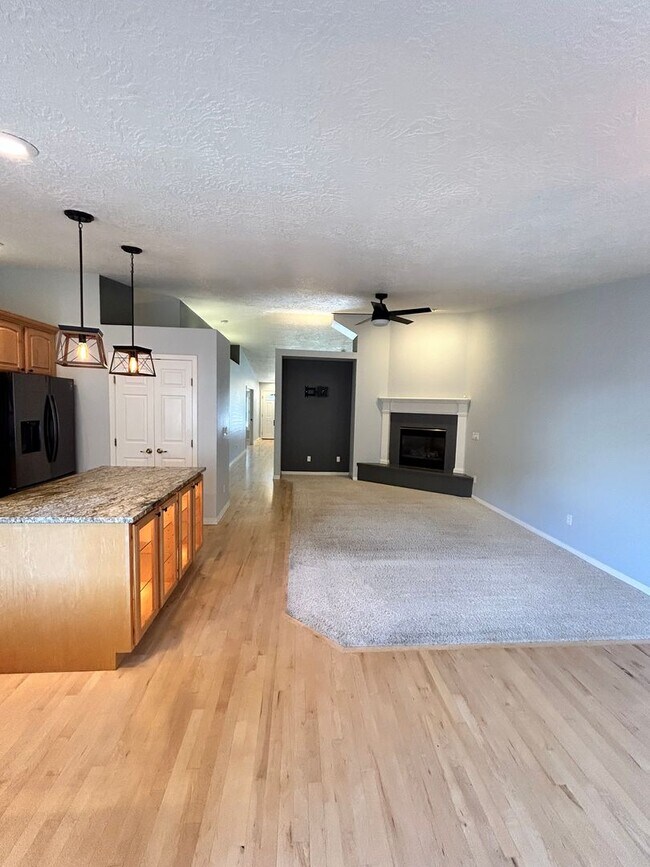 Building Photo - Free Rent for September!! Spacious Duplex ...