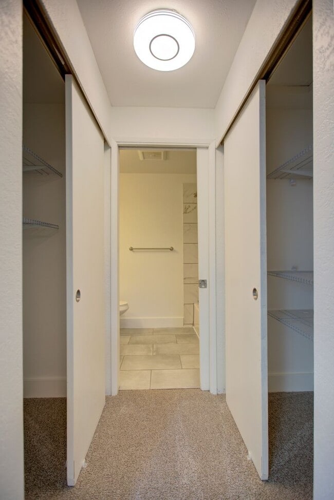 Building Photo - Large 2bd, 2ba Condo Available w/ Private ...