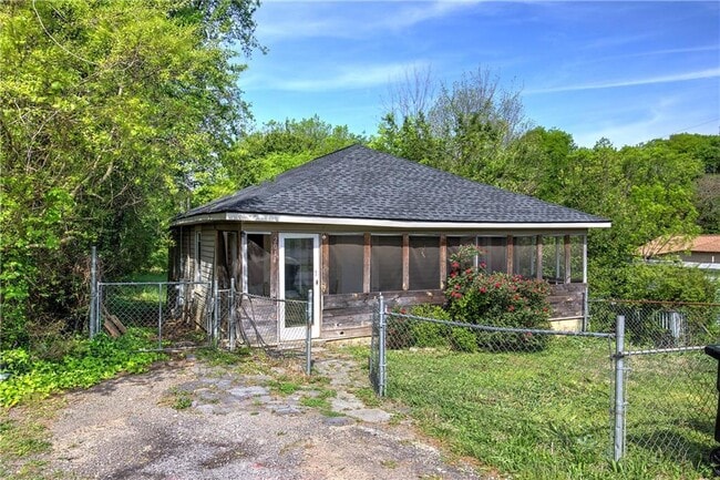 Building Photo - 2014 Maple Ave SW