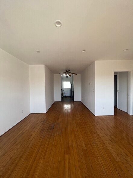 Building Photo - 1550 S Bundy Dr