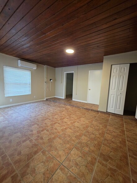 Building Photo - 1641 Meadowbrook Ave