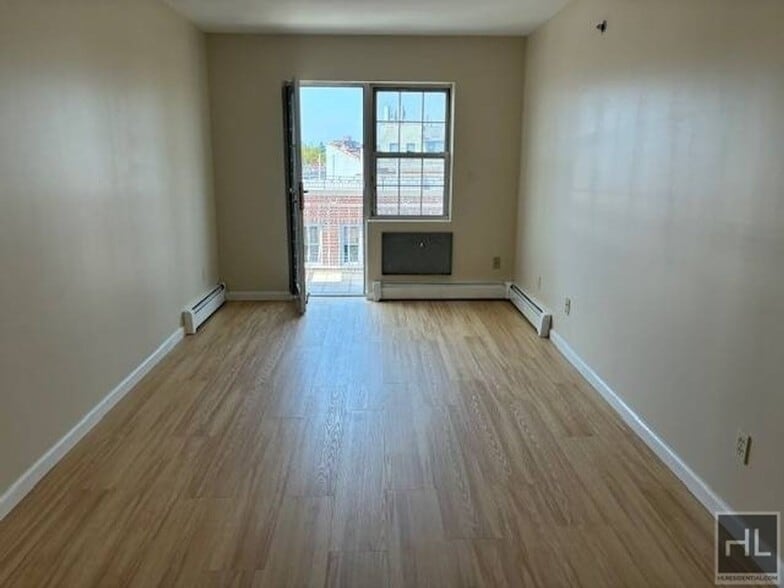 Building Photo - 67 STREET