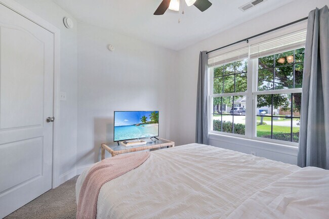 Building Photo - 202 Weeping Hollow Ct