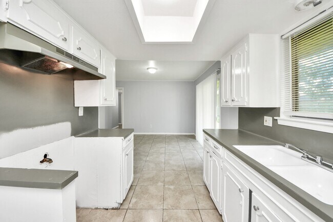 Building Photo - 3806 Charriton Dr