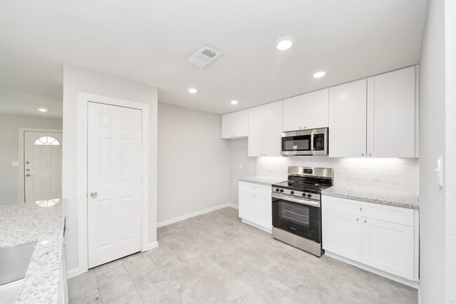 Building Photo - 8102 Bob White Dr
