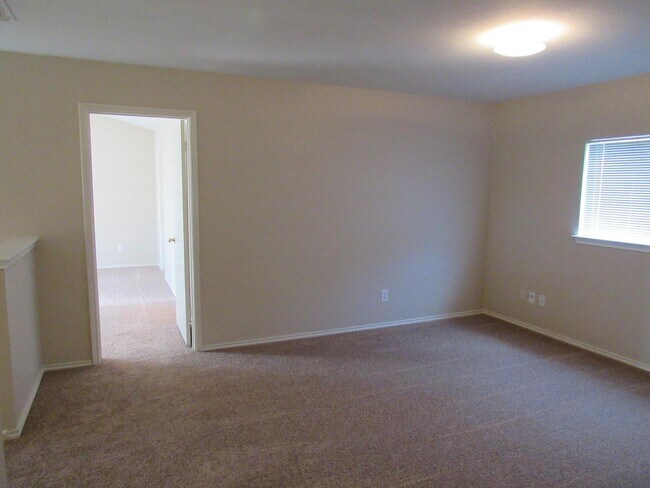Building Photo - 3 - BEDROOM IN KNOLLCREEK