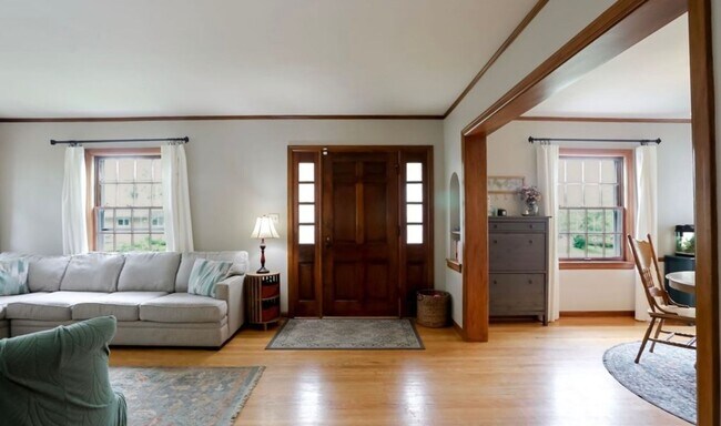 Building Photo - Stunning 3 Bedroom