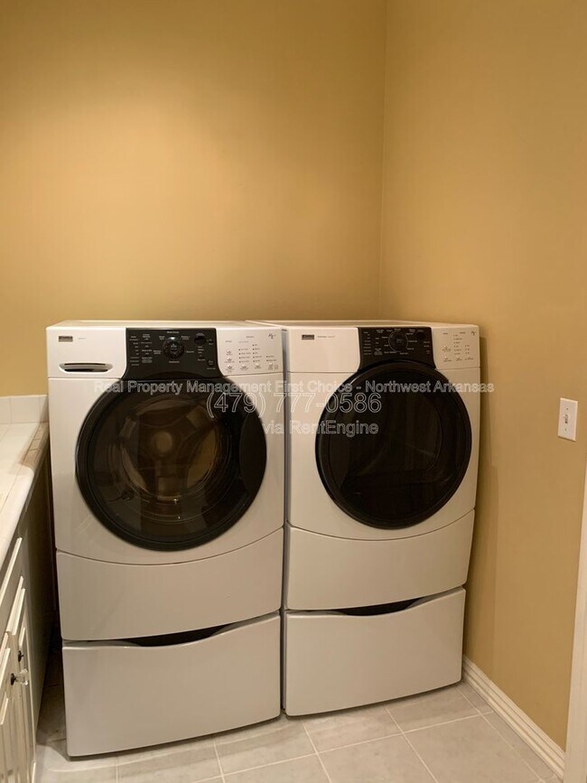 Building Photo - 300 Genesis Dr