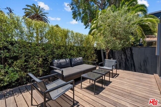 Building Photo - 1527 Cabrillo Ave