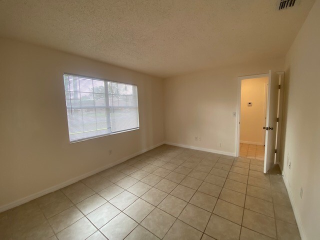 Building Photo - 19 Woodstone Ln