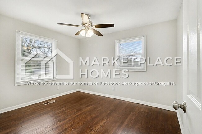 Building Photo - 939 Redford Dr SE